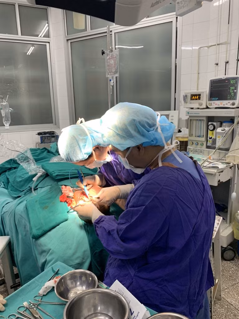 Các BS tạo hình tai cho bệnh nhân nhi.