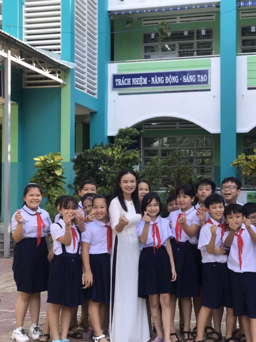 Cô Lê Thị Kim Thúy - Hiệu trưởng Nhà trường và các em HS luôn vui vẻ hạnh phúc sau những giờ học trải nghiệm tại khuôn viên trường(Ảnh: NTCC)