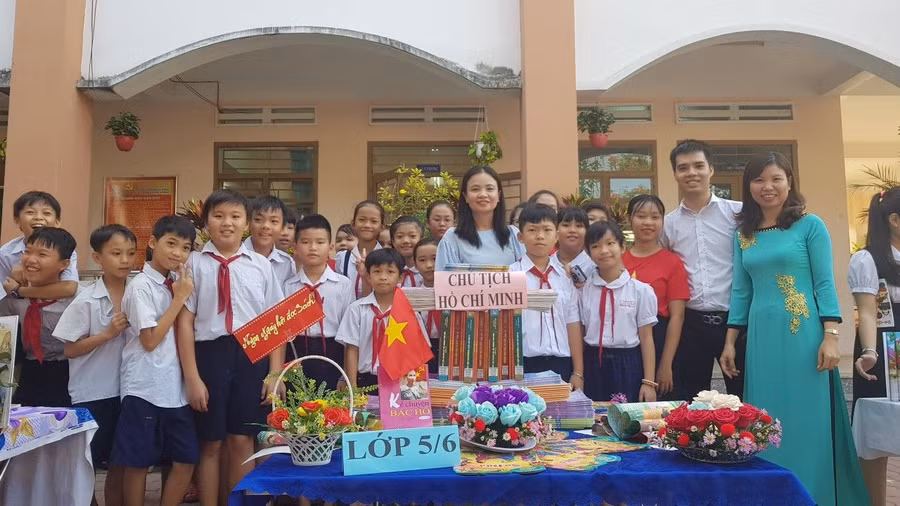 Ban Giám hiệu cùng giáo viên, học sinh nhà trường vui vẻ trong ngày hội đọc sách (Ảnh: NTCC)