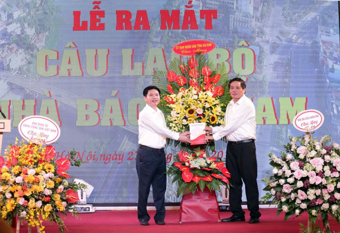 Ông Trương Quốc Huy, Phó Chủ tịch UBND tỉnh Hà Nam (ảnh trái) tặng hoa chúc mừng CLB Ông Trương Quốc Huy, Phó Chủ tịch UBND tỉnh Hà Nam (ảnh trái) tặng hoa chúc mừng CLB