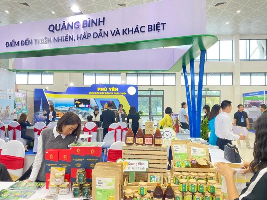 Hội chợ Du lịch là cơ hội để các tổ chức, doanh nghiệp du lịch khu vực miền Trung quảng bá thương hiệu, giới thiệu sản phẩm và phát triển quan hệ kinh doanh. Hội chợ Du lịch là cơ hội để các tổ chức, doanh nghiệp du lịch khu vực miền Trung quảng bá thương hiệu, giới thiệu sản phẩm và phát triển quan hệ kinh doanh.