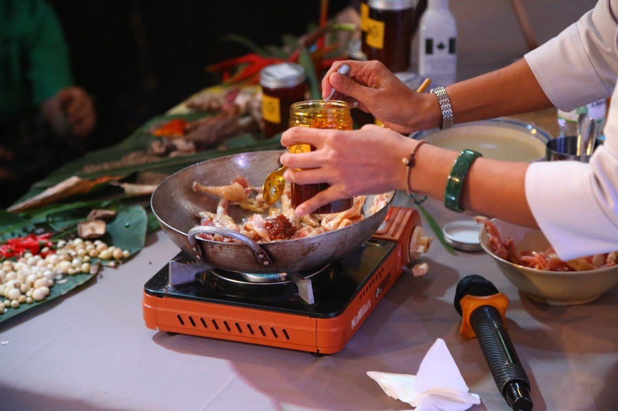 Đầu bếp Việt Nam hướng dẫn cách nấu món mỳ Quảng. Ảnh: Vinh Hoàng.