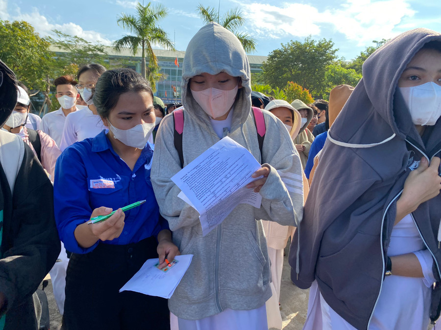 Các thí sinh tại điểm thi Trường THPT Hùng Vương (huyện Thăng Bình, tỉnh Quảng Nam) trao đổi sau khi hoàn thành bài thi môn Ngoại ngữ. Ảnh: Hoàng Vinh.