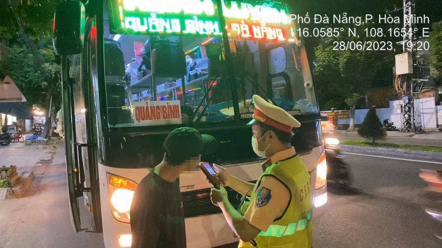 Công an đo nồng độ cồn tài xế H. (Ảnh: Công an Đà Nẵng)