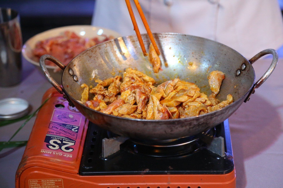 Nấu món mỳ Quảng. Ảnh: Vinh Hoàng.