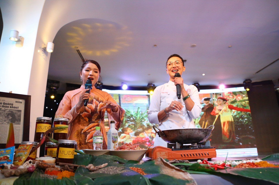 Đầu bếp nổi tiếng Tuyết Phạm giới thiệu các món ăn Việt Nam đến với các sĩ quan, thủy thủ Hải quân Hoa Kỳ. Ảnh: Vinh Hoàng.