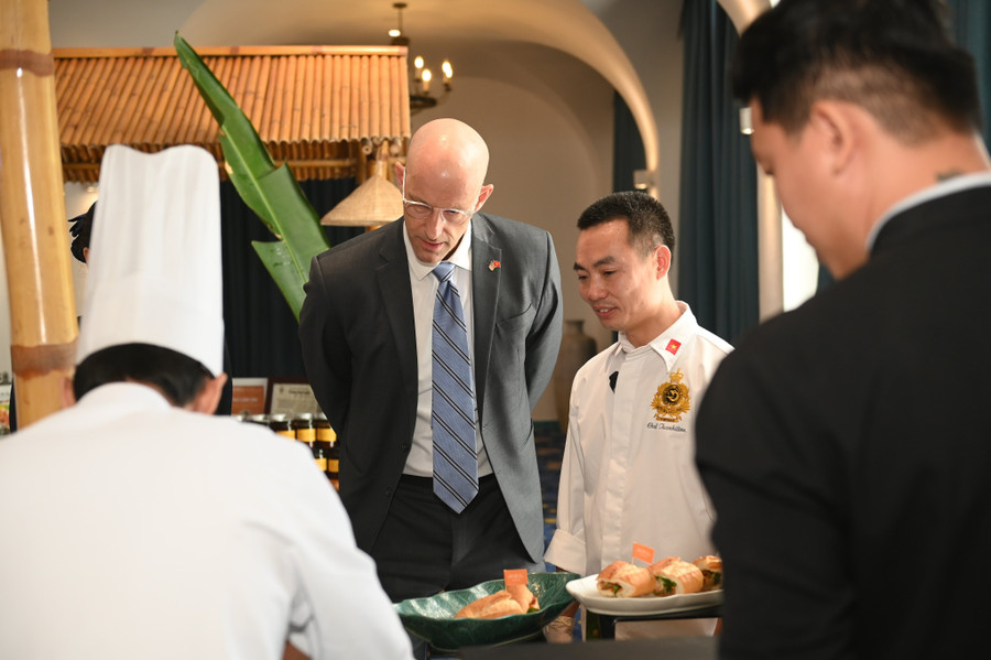 Quyền Phó Tổng lãnh sự Mỹ Graham Harlow tham dự chương trình và được các đầu bếp giới thiệu món ăn xứ Quảng. Ảnh: Vinh Hoàng.
