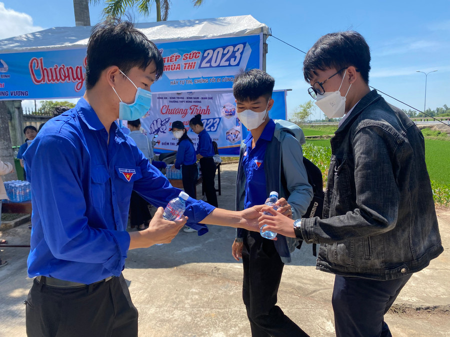 Đoàn viên thanh niên xã Bình An (huyện Thăng Bình, tỉnh Quảng Nam) tiếp nước cho các thí sinh. Ảnh: Hoàng Vinh. Đoàn viên thanh niên xã Bình An (huyện Thăng Bình, tỉnh Quảng Nam) tiếp nước cho các thí sinh. Ảnh: Hoàng Vinh.