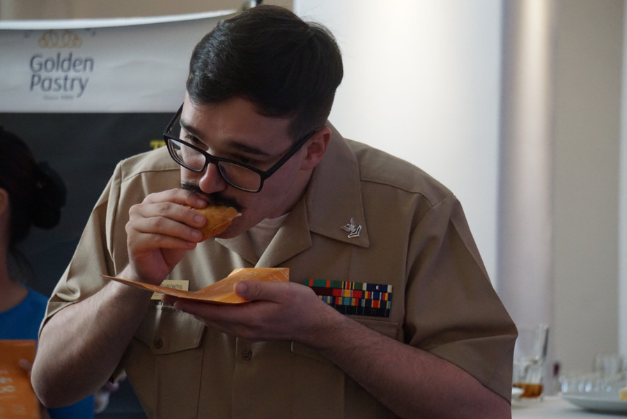 Một sĩ quan của Hải quân Hoa Kỳ đang thưởng thức món bánh mỳ Việt Nam. Ảnh: Vinh Hoàng.