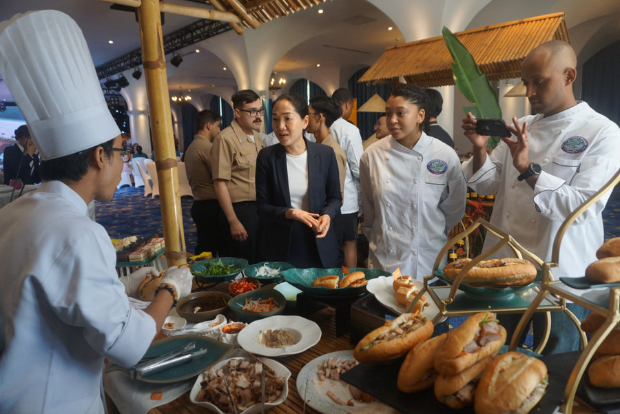 Các sĩ quan, thủy thủ tàu sân bay được nghe hướng dẫn và cách làm bánh mỳ. Ảnh: Vinh Hoàng.