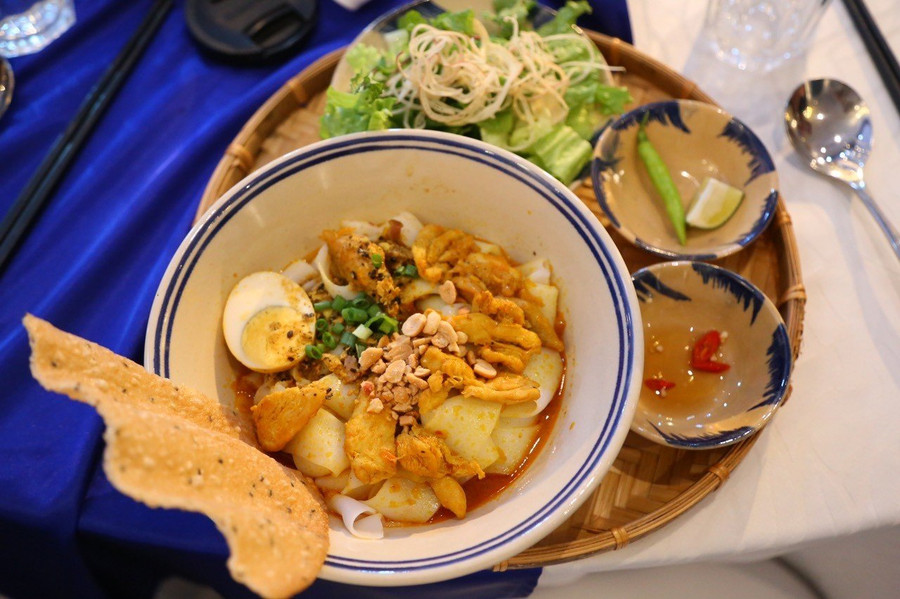 Món mỳ Quảng sau khi được chế biến và bày biện lên mâm. Ảnh: Vinh Hoàng.
