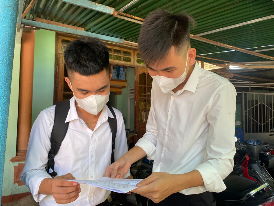 Các thí sinh tại điểm thi Trường THPT Nguyễn Dục trao đổi với nhau sau khi hoàn thành bài thi môn tổ hợp. Ảnh: Hoàng Vinh Các thí sinh tại điểm thi Trường THPT Nguyễn Dục trao đổi với nhau sau khi hoàn thành bài thi môn tổ hợp. Ảnh: Hoàng Vinh