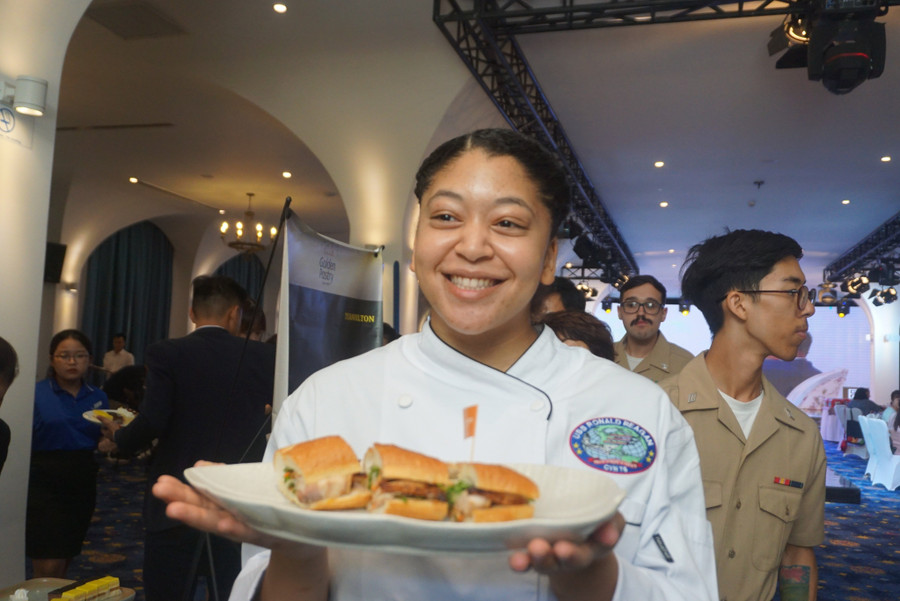 Đầu bếp Hải quân Hoa Kỳ hào hứng với món bánh mỳ Việt Nam. Ảnh: Vinh Hoàng.