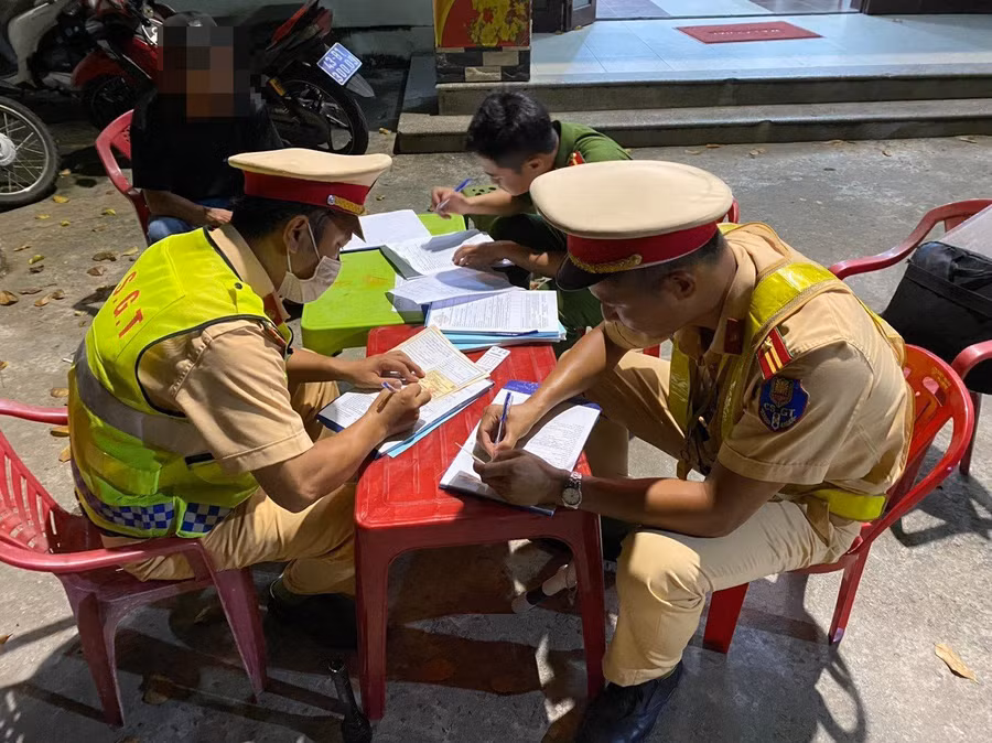 Tổ công tác lập biên bản với tài xế H. (Ảnh: Công an Đà Nẵng)