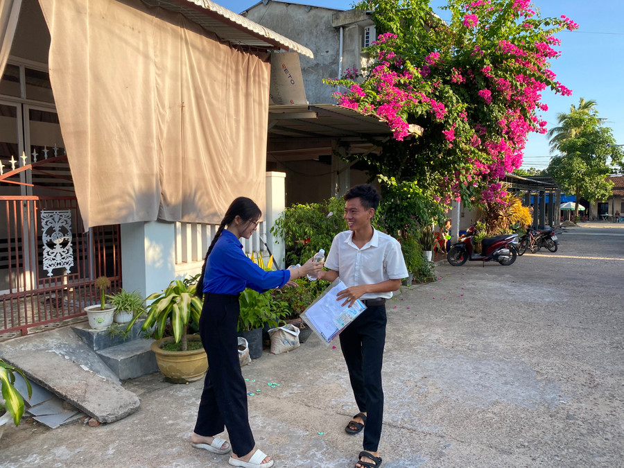 Đoàn viên Thanh niên của xã Tam Thái, huyện Phú Ninh đã có mặt để tiếp sức mùa thi, hỗ trợ nước cho thí sinh. Ảnh: Hoàng Vinh.
