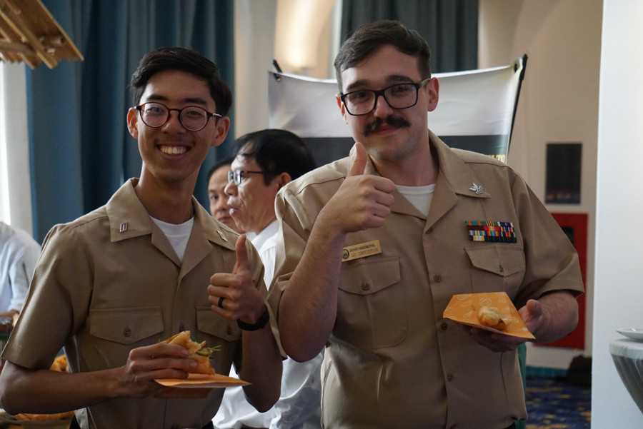 Thích thú với món ăn Việt Nam. Ảnh: Vinh Hoàng.