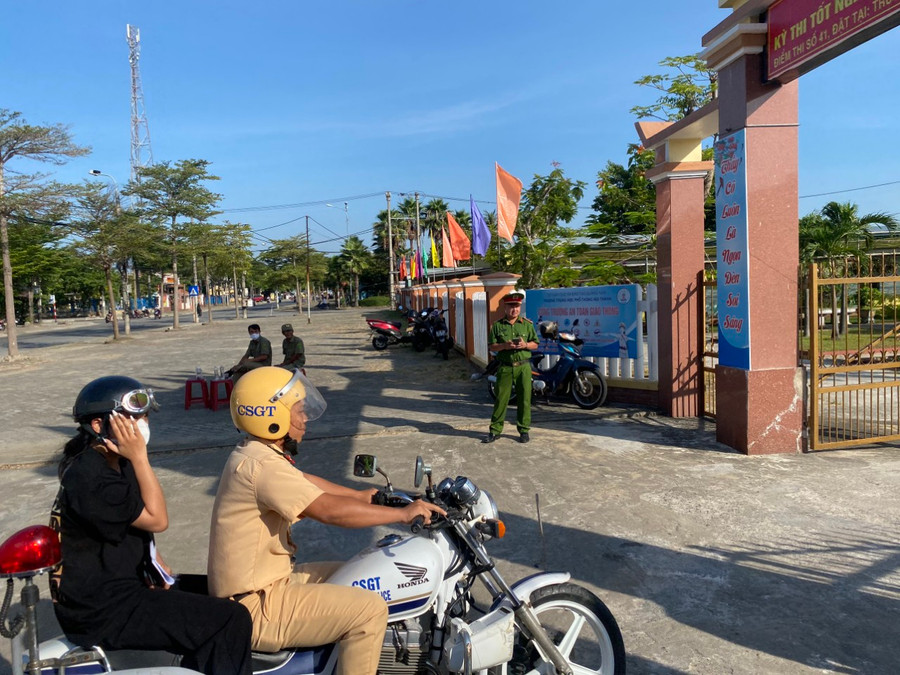 Lực lượng CSGT Công an huyện Núi Thành dùng xe máy chở thí sinh đến điểm thi. Ảnh: Công an tỉnh Quảng Nam. Lực lượng CSGT Công an huyện Núi Thành dùng xe máy chở thí sinh đến điểm thi. Ảnh: Công an tỉnh Quảng Nam.