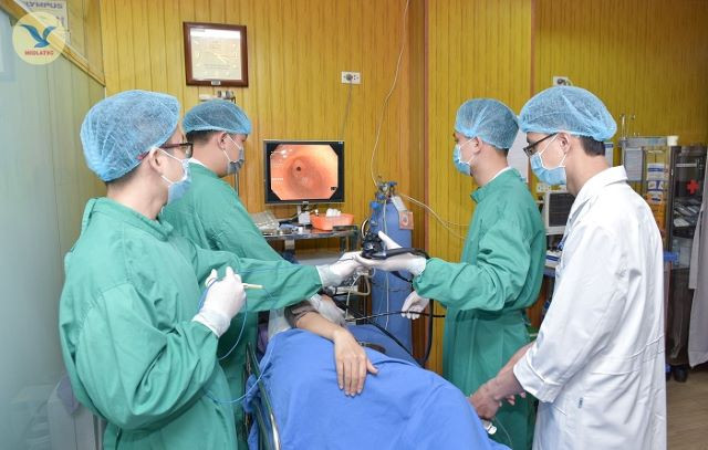 Các bác sỹ lấy dị vật cho bệnh nhân (Ảnh BVCC). Các bác sỹ lấy dị vật cho bệnh nhân (Ảnh BVCC).