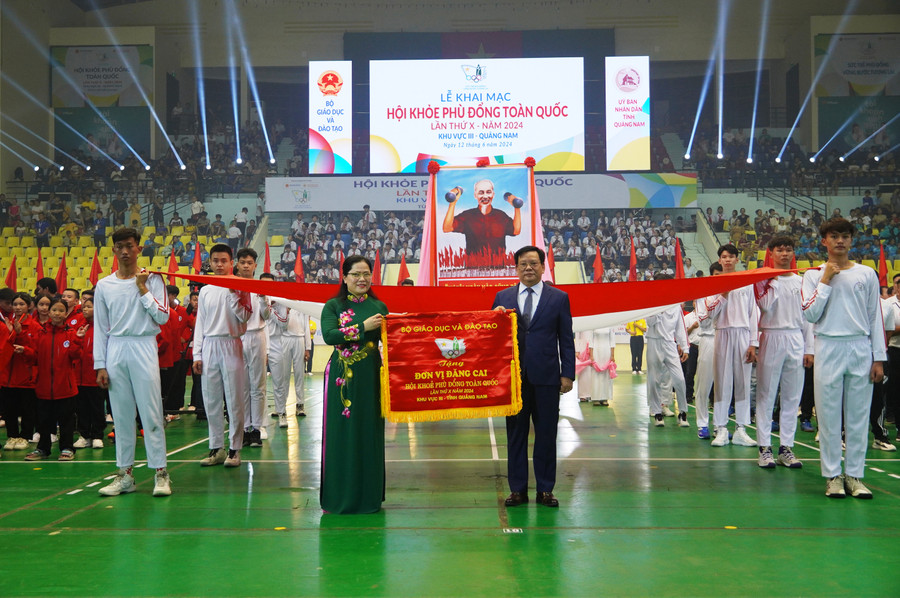 Thứ trưởng Bộ GD&ĐT Nguyễn Thị Kim Chi trao cờ cho đơn vị đăng cai HKPĐ toàn quốc khu vực III. 