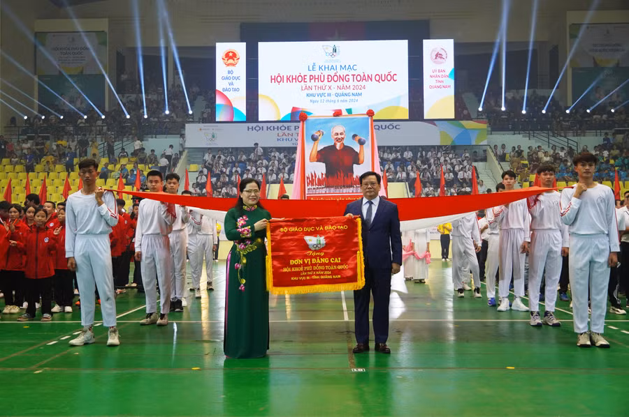 Thứ trưởng Bộ GD&ĐT Nguyễn Thị Kim Chi trao cờ cho đơn vị đăng cai HKPĐ toàn quốc khu vực III. 