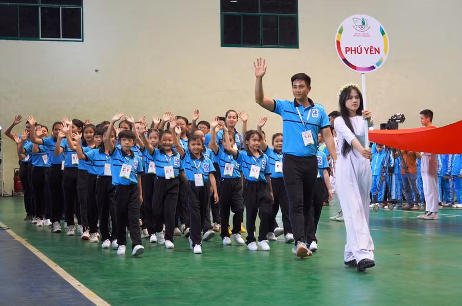 Các đoàn vận động viên diễu hành tại buổi lễ khai mạc.