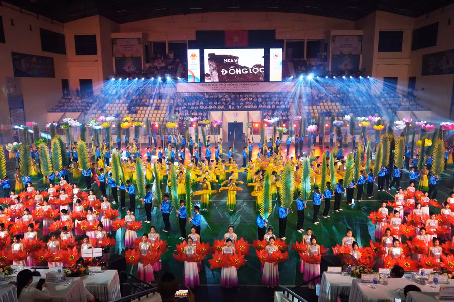 Tiết mục đồng diễn nghệ thuật do học sinh Quảng Nam thực hiện.