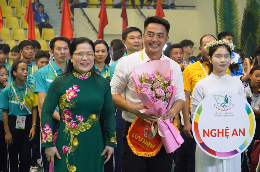 Thứ trưởng Bộ GD&ĐT Nguyễn Thị Kim Chi tặng hoa cho đại diện các đoàn tham dự HKPĐ toàn quốc khu vực III.