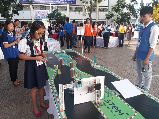 Thanh Hằng điều khiển robot của ở phần thi "Thử thách đường đua" và xuất sắc vượt qua 17 bạn học sinh nam để giành giải Ba chung cuộc.