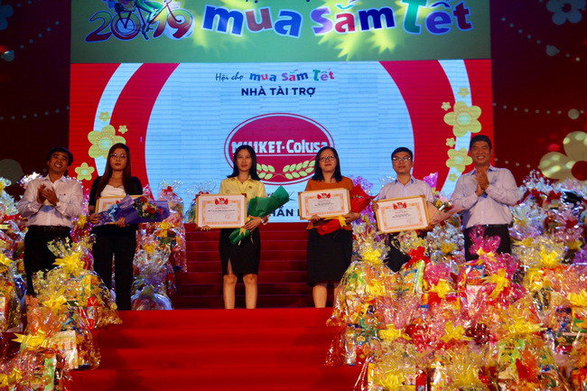 Ban tổ chức trao bằng khen và hoa cho các doanh nghiệp đã đồng hành với chương trình nhiều năm qua.