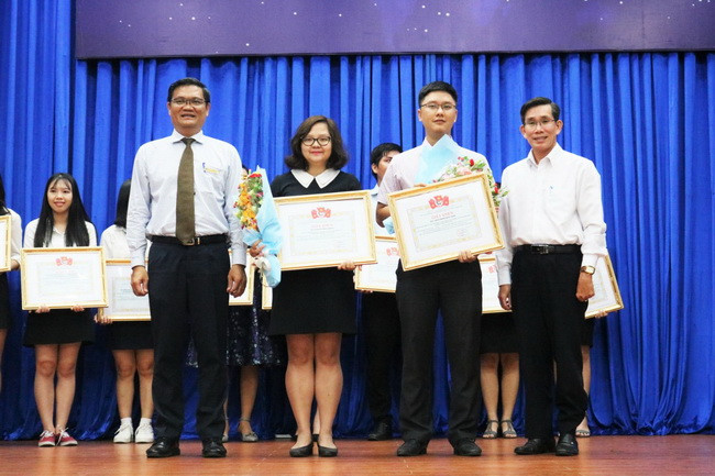 Ban tổ chức trao giải thưởng cho các nhà khoa học trẻ đã có báo cáo khoa học xuất sắc tại hội nghị. Ban tổ chức trao giải thưởng cho các nhà khoa học trẻ đã có báo cáo khoa học xuất sắc tại hội nghị.