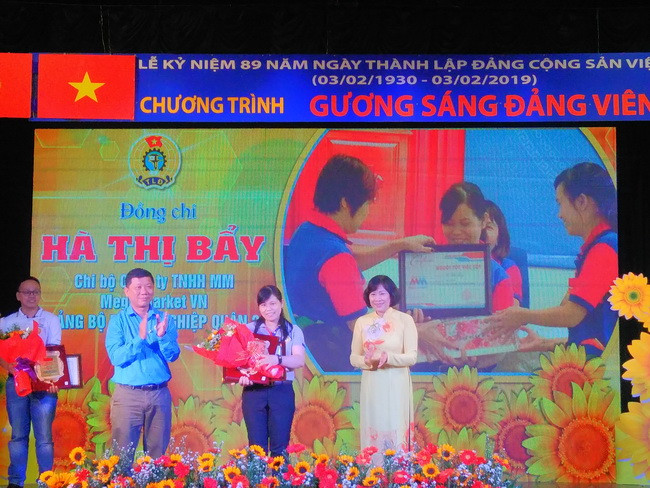 Phó Trưởng ban Tổ chức Thành ủy TP.HCM Nguyễn Thị Tô Châu và Phó Chủ tịch Thường trực Liên đoàn Lao động TP.HCM Trần Đoàn Trung trao hoa, biểu trưng và Giấy khen cho các đảng viên tiêu biểu Hà Thị Bẩy. Phó Trưởng ban Tổ chức Thành ủy TP.HCM Nguyễn Thị Tô Châu và Phó Chủ tịch Thường trực Liên đoàn Lao động TP.HCM Trần Đoàn Trung trao hoa, biểu trưng và Giấy khen cho các đảng viên tiêu biểu Hà Thị Bẩy.
