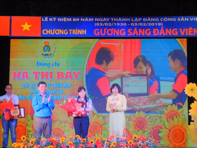 Phó Trưởng ban Tổ chức Thành ủy TP.HCM Nguyễn Thị Tô Châu và Phó Chủ tịch Thường trực Liên đoàn Lao động TP.HCM Trần Đoàn Trung trao hoa, biểu trưng và Giấy khen cho các đảng viên tiêu biểu Hà Thị Bẩy. Phó Trưởng ban Tổ chức Thành ủy TP.HCM Nguyễn Thị Tô Châu và Phó Chủ tịch Thường trực Liên đoàn Lao động TP.HCM Trần Đoàn Trung trao hoa, biểu trưng và Giấy khen cho các đảng viên tiêu biểu Hà Thị Bẩy.