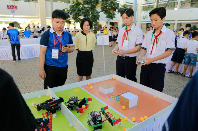 Các thí sinh đang điều khiển robot trong bảng thi "Robot bóng chuyền".