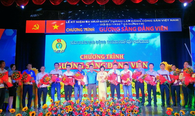 Quang cảnh buổi lễ tuyên dương các gương sáng đảng viên tiêu biểu năm 2019. 