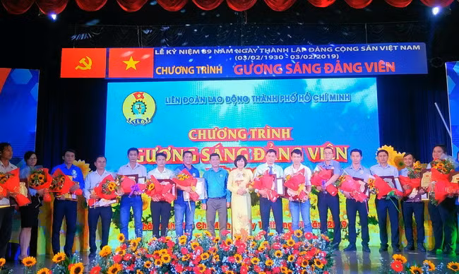 Quang cảnh buổi lễ tuyên dương các gương sáng đảng viên tiêu biểu năm 2019. 
