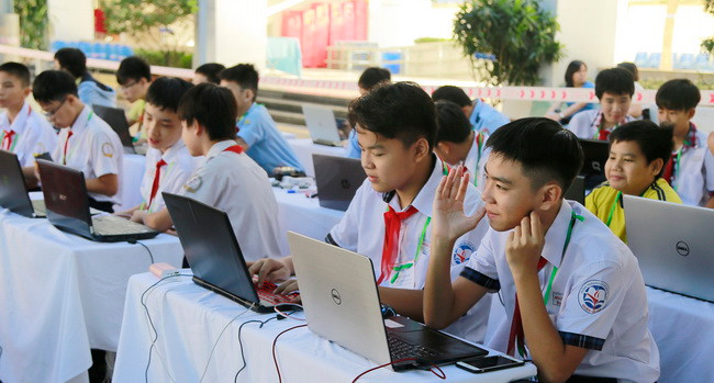 Các thí sinh đang lập trình robot để chuẩn bị thi đấu.