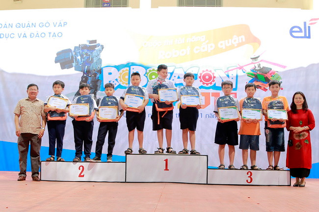 Đại diện Ban tổ chức đã trao giải cho các thí sinh xuất sắc nhất bảng Robot bóng đá trong đó: giải Nhất thuộc về đội trường TH Phan Chu Trinh; giải Nhì thuộc về đội Trường TH Lê Thị Hồng Gấm; giải Ba thuộc về đội Trường TH Võ Thị Sáu.