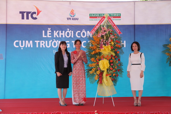 Bà Nguyễn Thị Hoàng Oanh, Phó Chủ tịch UBND TP.Tây Ninh chúc mừng lãnh đạo trường.