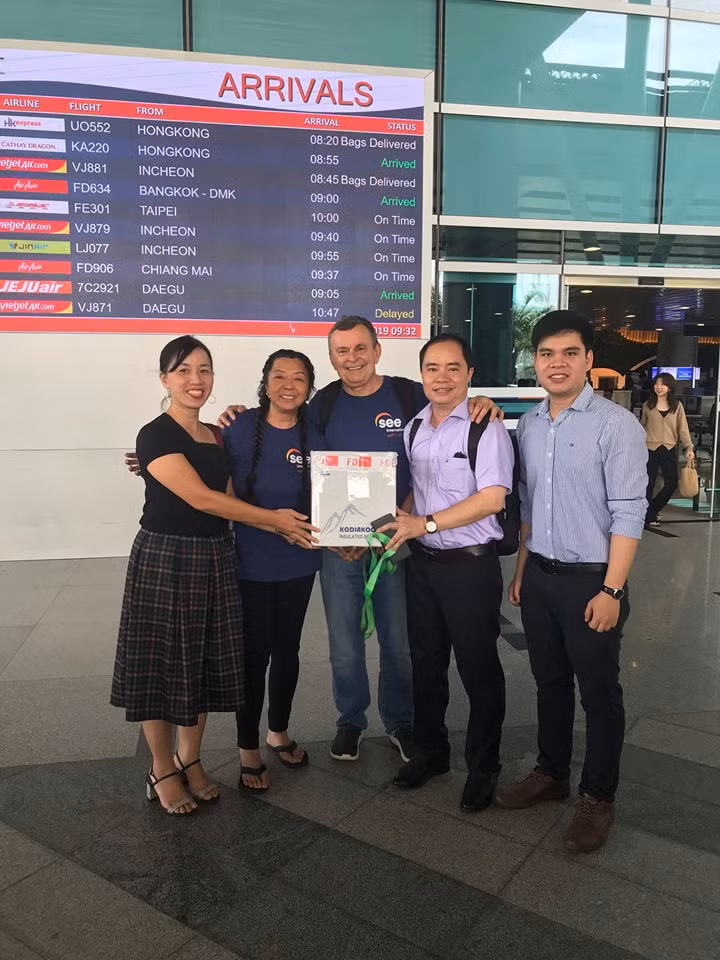 Vợ chồng bác sĩ người Mỹ trao tặng món quà đặc biệt cho TT Vợ chồng bác sĩ người Mỹ trao tặng món quà đặc biệt cho TT