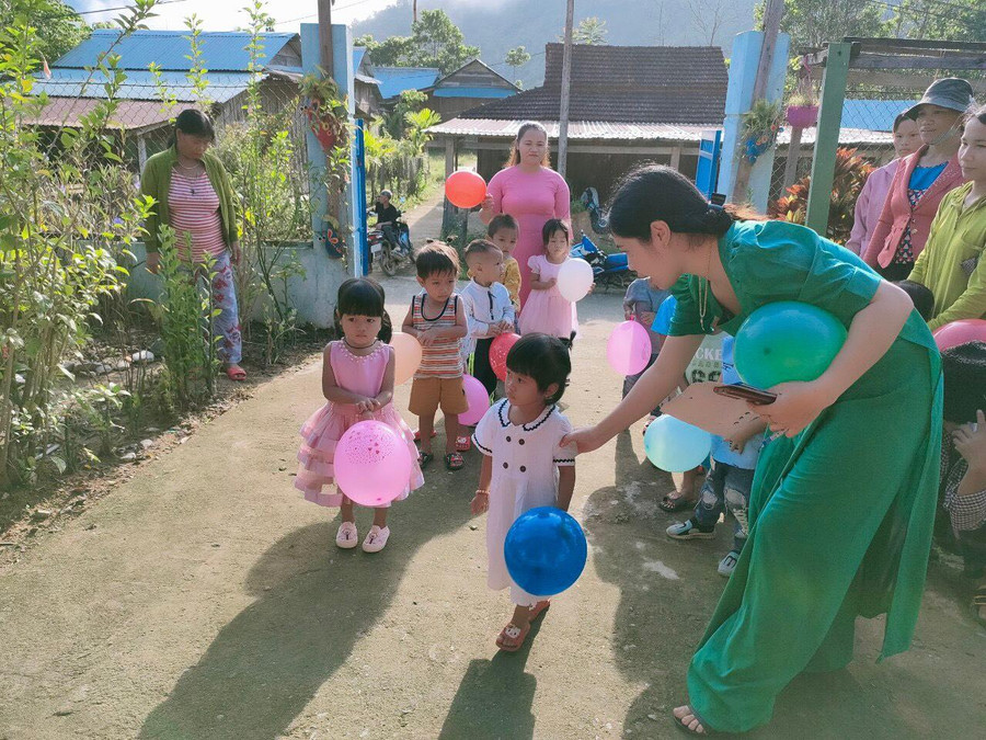 Cô giáo dẫn các em vào Trường Mẫu giáo Tuổi Thơ. Cô giáo dẫn các em vào Trường Mẫu giáo Tuổi Thơ.