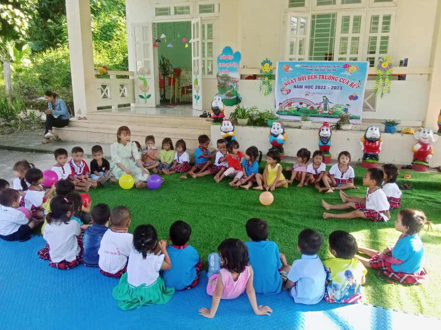 Trẻ em vui chơi trong thời gian tại trường. Trẻ em vui chơi trong thời gian tại trường.