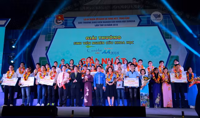 Bà Võ Thị Dung, Phó bí thư Thành ủy TPHCM (giữa) chụp hình lưu niệm với đại diện Ban tổ chức và các thí sinh đạt giải nhất cuộc thi Euréka năm 2018. 