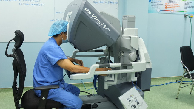 Bác sĩ đang điều trị sỏi ống mật bằng robot phẫu thuật cho chị T.