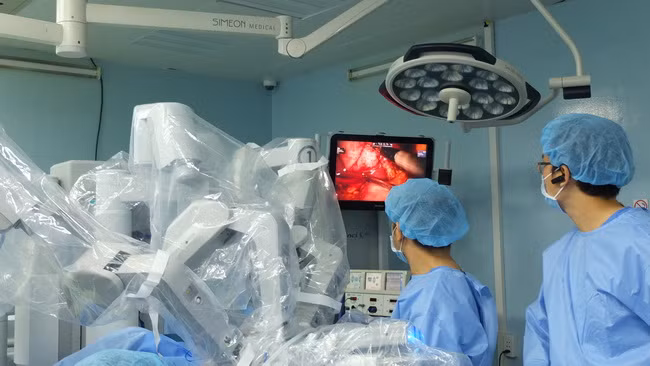 Ca phẫu thuật Robot điều trị sỏi ống mật chủ trên thai phụ đầu tiên tại BV Bình Dân TPHCM.