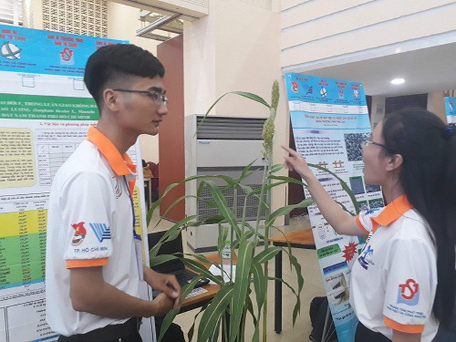 Một số sinh viên mang sản phẩm thực tế để tăng tính thuyết phục của thành viên hội đồng chuyên môn. Một số sinh viên mang sản phẩm thực tế để tăng tính thuyết phục của thành viên hội đồng chuyên môn.