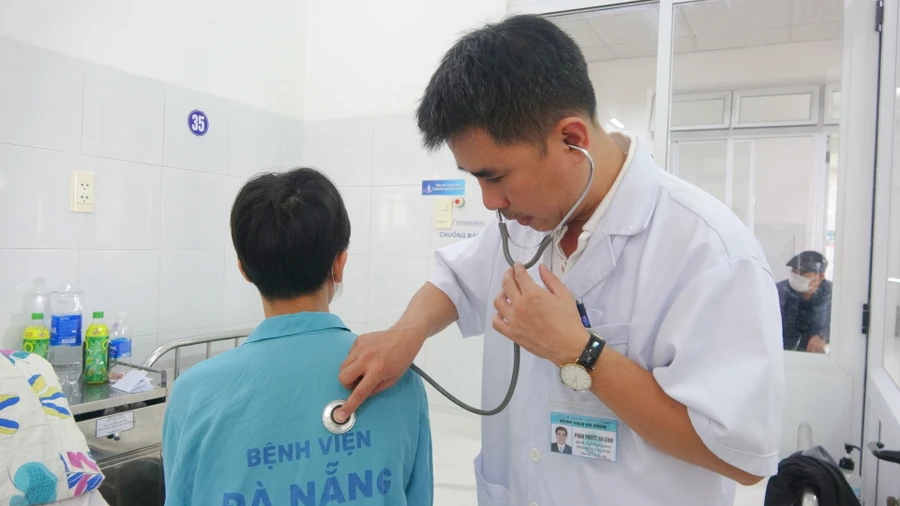 BSCKI Phan Phước An Bình thăm khám cho bệnh nhân T. Ảnh: Bệnh viện Đà Nẵng.