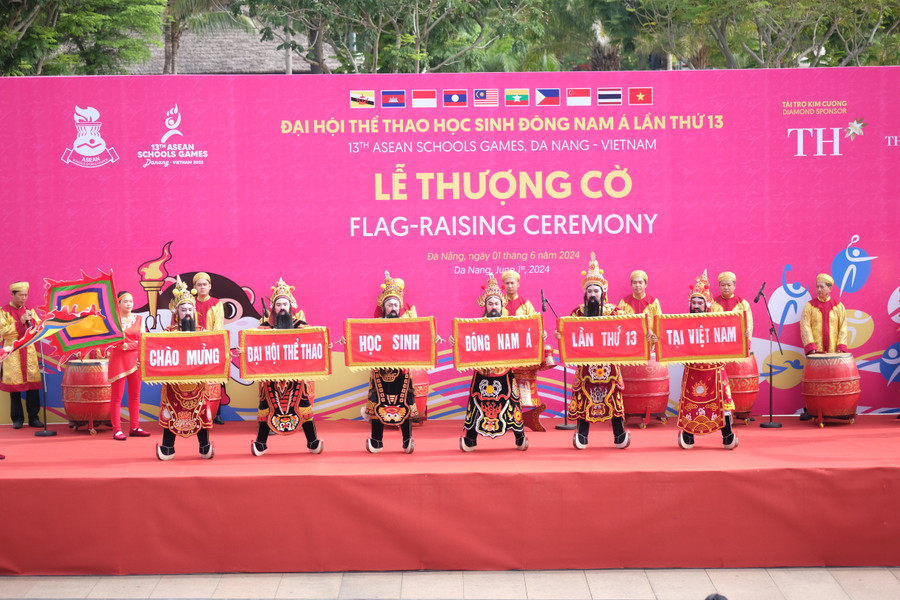 Tiết mục chào mừng của các diễn viên đến từ Nhà hát Tuồng Nguyễn Hiển Dĩnh. Tiết mục chào mừng của các diễn viên đến từ Nhà hát Tuồng Nguyễn Hiển Dĩnh.