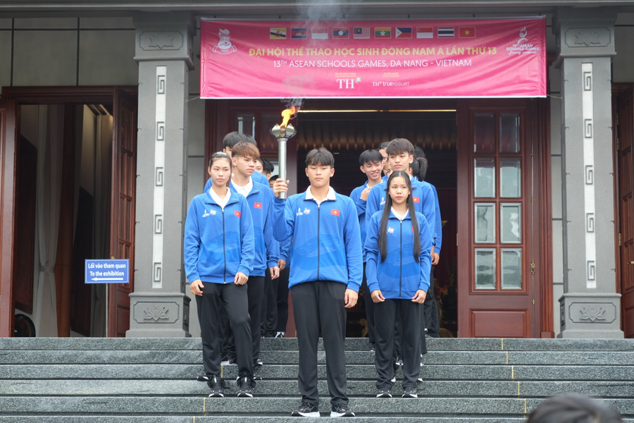 Ngọn đuốc được vận động viên rước đi, khởi hành từ Bảo tàng Hồ Chí Minh, chi nhánh Quân khu 5.