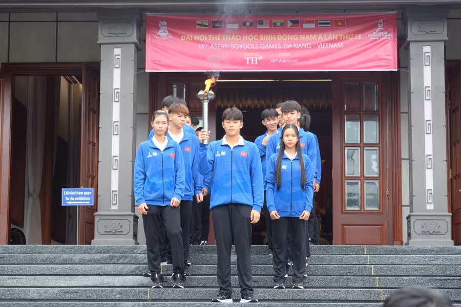 Ngọn đuốc được vận động viên rước đi, khởi hành từ Bảo tàng Hồ Chí Minh, chi nhánh Quân khu 5.