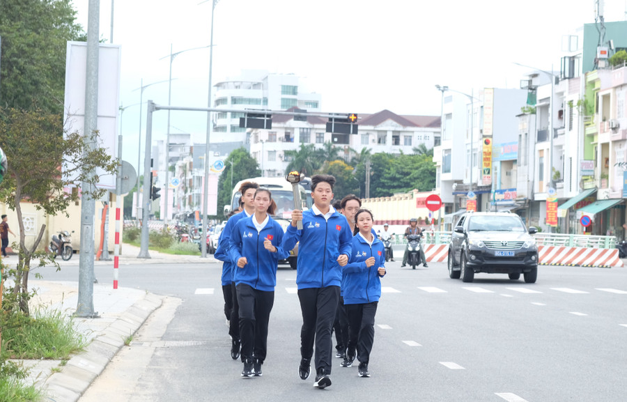 Sau đó, qua đường Duy Tân, đường 2/9, đường Phan Đăng Lưu, đường Nại Nam 2 trước khi đến Cung Thể thao Tiên Sơn.